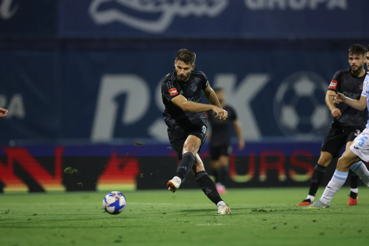 Utakmica 6. kola HNL-a Dinamo - Rijeka na stadionu Maksimir. Na slici Bruno Petković šutira prema golu. <br>foto HINA/ Damir SEN?AR/ ua