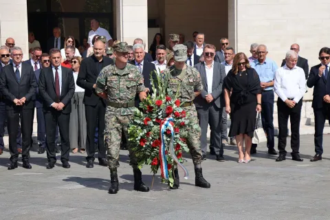 MOSTAR, 28. kolovoza (FENA) – Polaganjem vijenaca i paljenjem svijeća kod spomen-obilježja ispred Hrvatskog doma hercega Stjepana Kosače te okruglim stolom "Krivotvorenje povijesti" u Mostaru je u ponedjeljak obilježeno 30 godina od osnivanja Hrvatske Republike Herceg-Bosne.(Foto FENA/Mario Obrdalj)