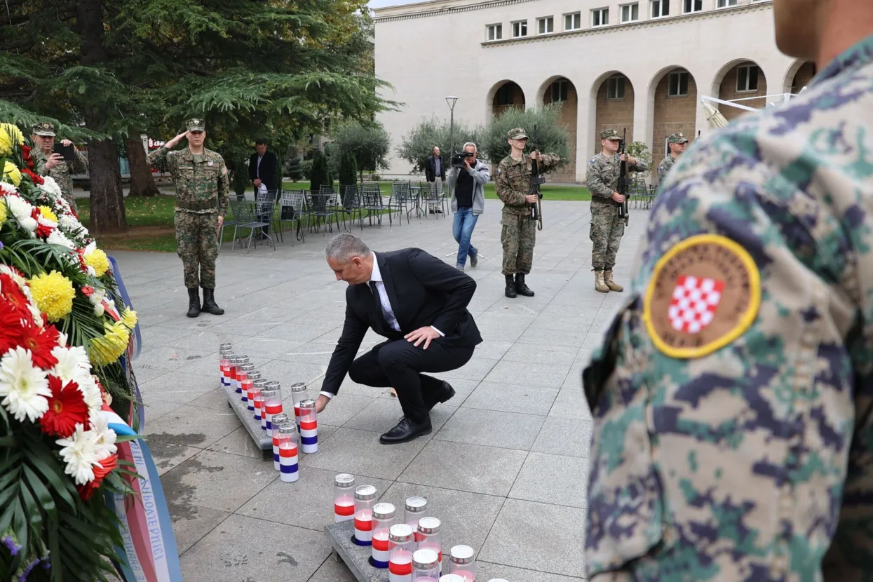 MOSTAR, 31. listopada (FENA) – Polaganjem vijenaca i paljenjem svijeća kod spomenika braniteljima ispred Hrvatskog doma hercega Stjepana Kosače te misom u katedrali Marije Majke Crkve, za sve poginule, umrle i nestale branitelje Hrvatskog vijeća obrane i civilne žrtve Domovinskog rata, u Mostaru je u organizaciji Ministarstva obrane BiH i Oružanih snaga BiH obilježen blagdan Svih svetih i Dušni dan. (Foto FENA/Branka Soldo)