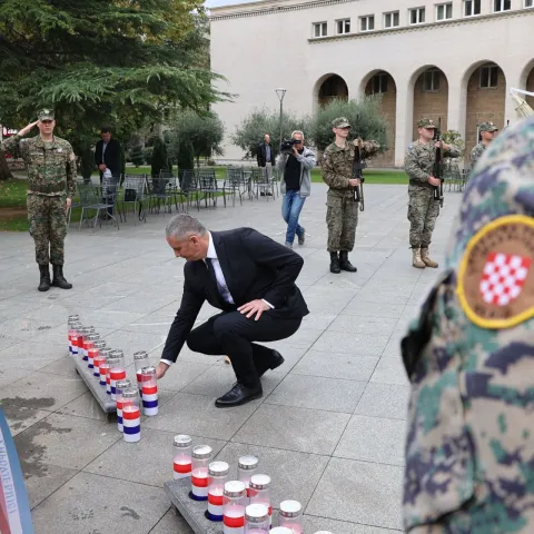 MOSTAR, 31. listopada (FENA) – Polaganjem vijenaca i paljenjem svijeća kod spomenika braniteljima ispred Hrvatskog doma hercega Stjepana Kosače te misom u katedrali Marije Majke Crkve, za sve poginule, umrle i nestale branitelje Hrvatskog vijeća obrane i civilne žrtve Domovinskog rata, u Mostaru je u organizaciji Ministarstva obrane BiH i Oružanih snaga BiH obilježen blagdan Svih svetih i Dušni dan. (Foto FENA/Branka Soldo)