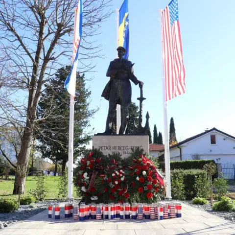 Ljubuški podigao spomenik u čast Petru Hercegu Toniću<br>