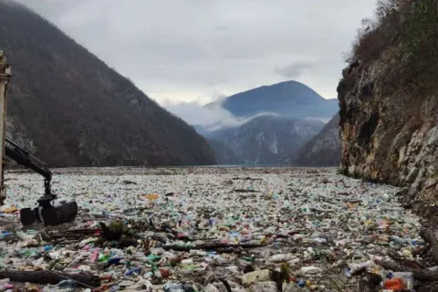 Drina prekrivena tonama smeća