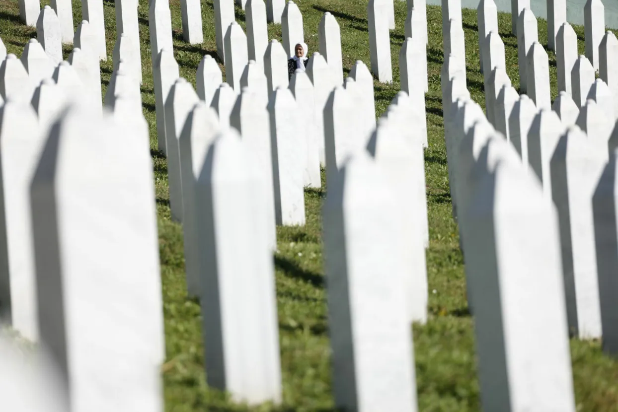 Srebrenica, 11.7.2022.- Stotine ljudi pristižu u ponedjeljak u Srebrenicu od ranih jutarnjih sati kako bi tamo sudjelovali u obilježavanju obljetnice genocida što su ga 1995. godine nad Bošnjacima s tog područja počinili pripadnici vojske i policije bosanskih Srba. <br>foto HINA/ FENA/Harun Muminović/ ua