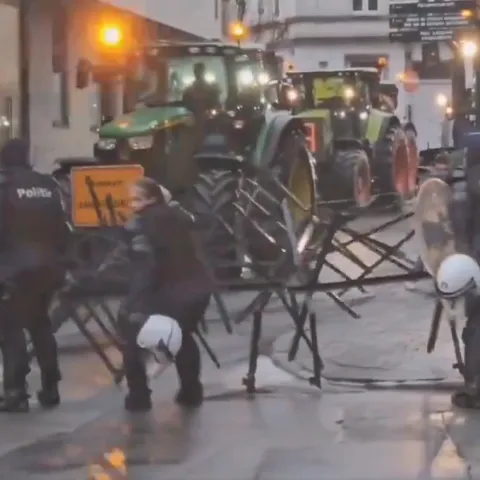 Poljoprivrednici probijaju barikade u Bruxellesu