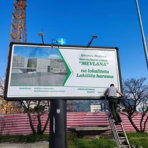 Bizaran billboard kojim se obavještava javnost o izgradnji Mevlane na lokaciji Lakišića harema, premda više, izgleda, ni u Islamskoj zajednici, ne znaju gdje je on, pa se s pravom pitamo - postoji li uopće? 