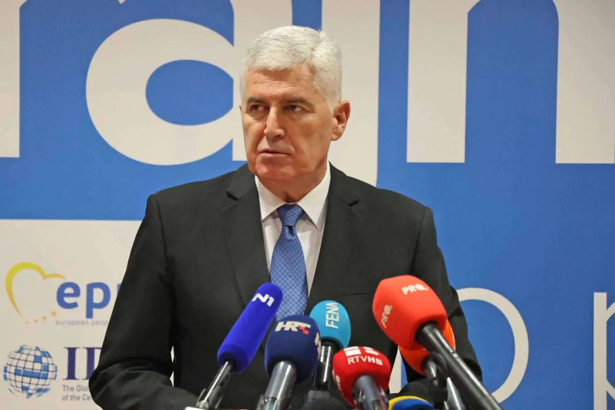 Dragan Čović, predsjednik Hrvatskog narodnog sabora BiH i HDZ BiH, na press konferenciji u Mostaru