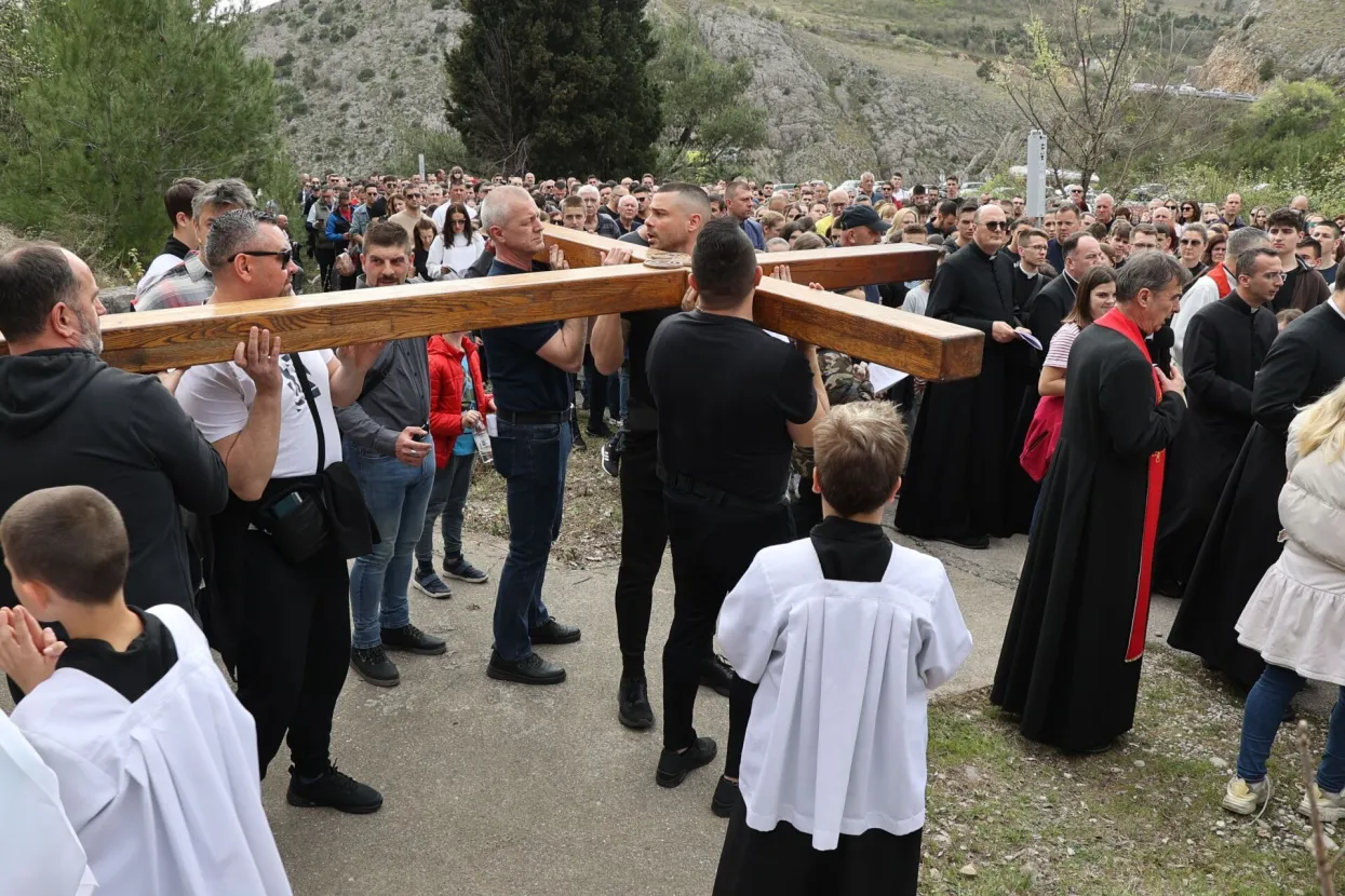 MOSTAR, 28. ožujka (FENA) - Više stotina vjernika sudjelovalo je na Veliki petak u pobožnost Križnog puta na brdu Hum u Mostaru.(Foto FENA/Branka Soldo) 