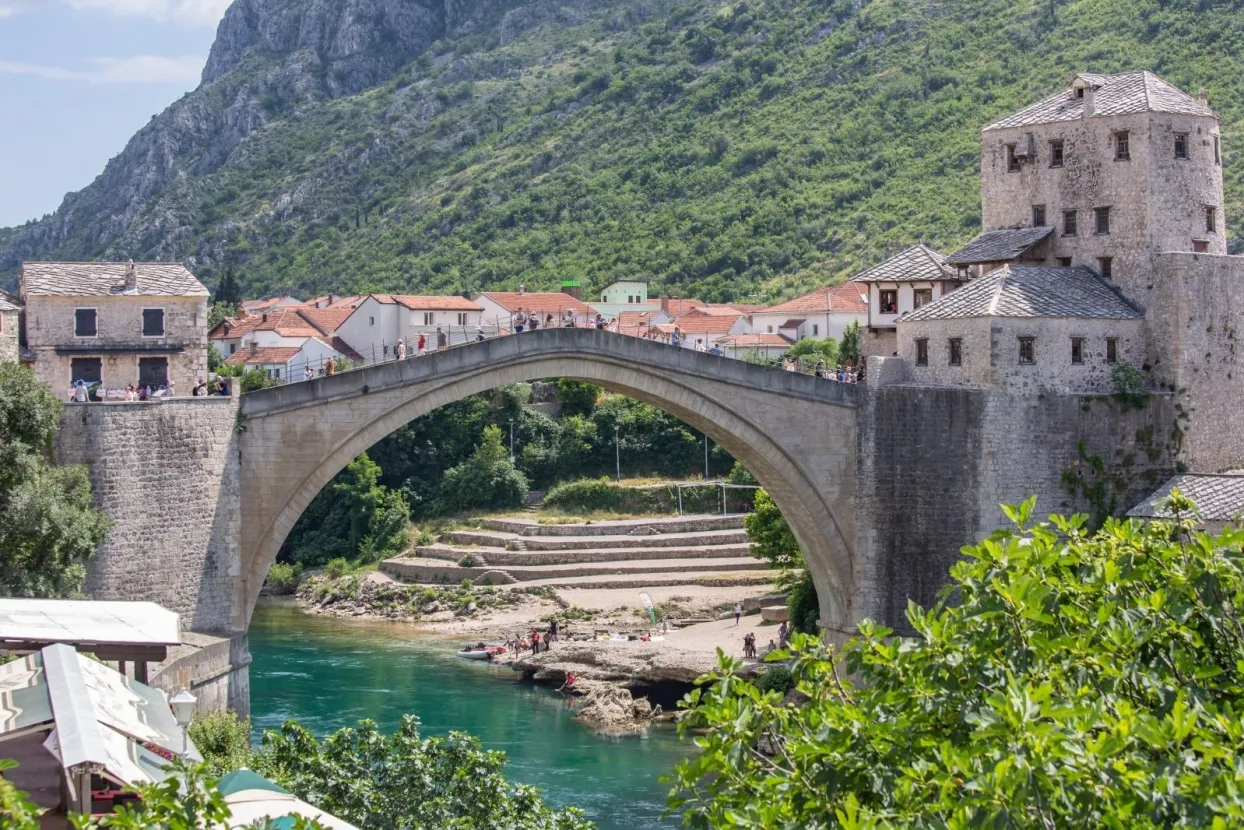 11.06.2018., Mostar, Bosna i Hercegovina - Ljeto u Mostaru. Grad pun turista. Stari mostPhoto: Grgo Jelavic/PIXSELL