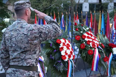 MOSTAR, 8. travanj (FENA) – Svetom misom, svečanim mimohodom te polaganjem vijenaca ispred središnjeg spomen obilježja ispred Hrvatskog doma herceg Stjepana Kosače u Mostaru u ponedjeljak je završeno obilježavanje 32. godišnjice osnivanja Hrvatskog vijeća obrane (HVO).(Foto FENA/Branka Soldo) 