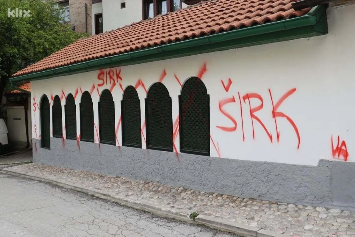 Vandali išarali turbe "Sedam braće" u Sarajevu