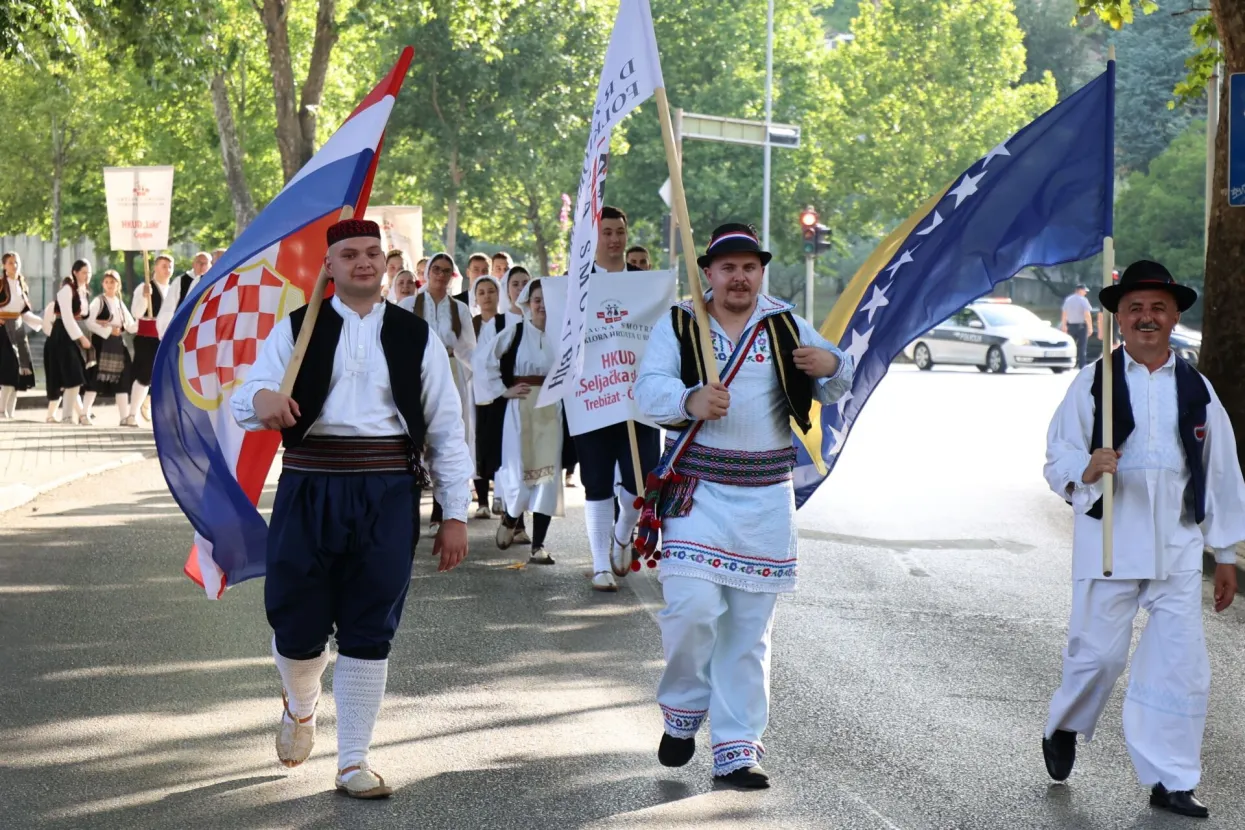 MOSTAR, 30. lipnja (FENA) – Državna smotra izvornog folklora Hrvata u BiH održana je u nedjelju u Mostaru, a posjetitelji su imali priliku uživati u raskoši izvornih nošnji, plesova, glazbe i običaja koje čuvaju hrvatska kulturno-umjetnička društva od Save do mora. (Foto FENA/Branka Soldo)