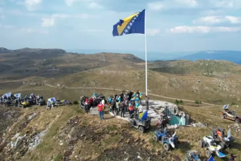 Zastava koja je bila postavljena na jednom od vrhova Jahorine