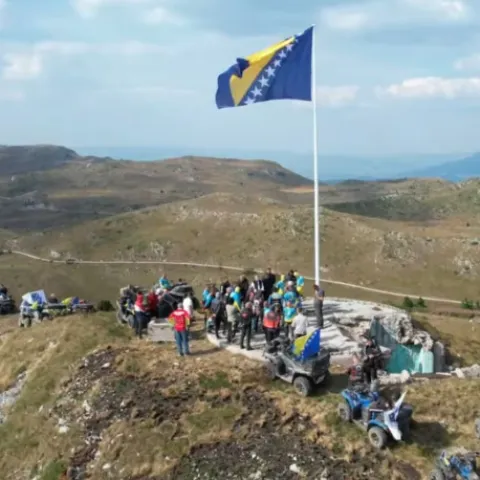 Zastava koja je bila postavljena na jednom od vrhova Jahorine