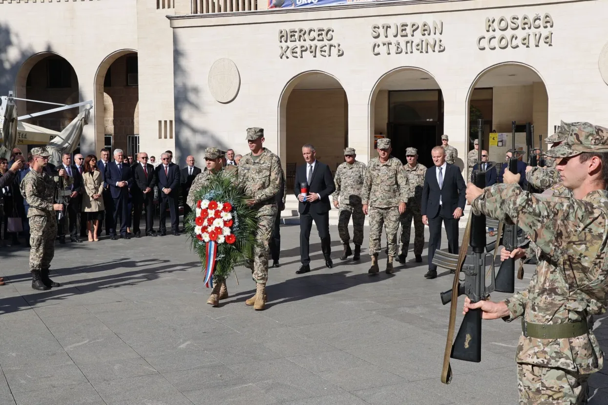 MOSTAR, 31. listopada (FENA) - Polaganjem vijenaca i paljenjem svijeća kod spomenika hrvatskim braniteljima ispred Hrvatskog doma hercega Stjepana Kosače u Mostaru je obilježen blagdan Svih svetih i Dušni dan. (Foto FENA/ES)