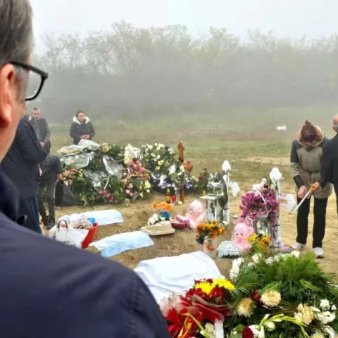 Vučić na grobovima poginulih u Novom Sadu