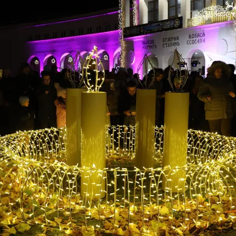 MOSTAR, 30. studenoga (FENA) - Svečano paljenje prve adventske svijeće u Mostaru(Foto FENA/Branka Soldo) 