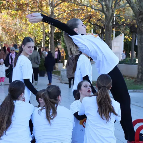 MOSTAR, 7. prosinca (FENA) - Na Španjolskom trgu u Mostaru upriličen je performans pod nazivom "Plesom protiv ovisnosti o igrama na sreću i kocki".(Foto FENA/Branka Soldo)