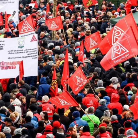 Deseci tisuća radnika Volskwagena u štrajku širom Njemačke 