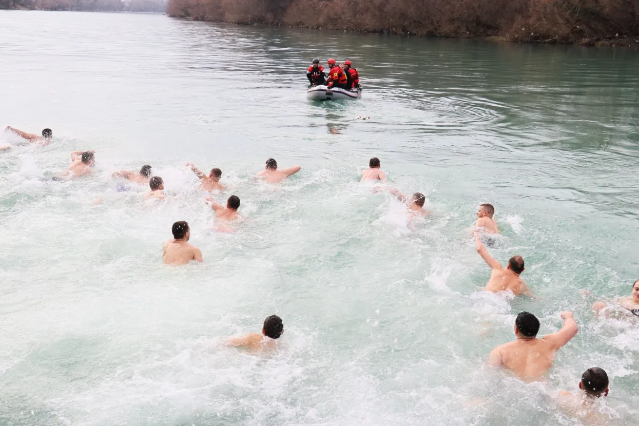 MOSTAR, 19. sijeДЌnja (FENA) вЂ" Tradicionalno Bogojavljensko plivanje za ДЊasni krst odrЕѕano je danas na rijeci Neretvi u mostarskom naselju OrtijeЕЎ, okupivЕЎi tridesetak sudionika, meД'u kojima je bila i jedna djevojka.(Foto FENA/Mario Obrdalj)