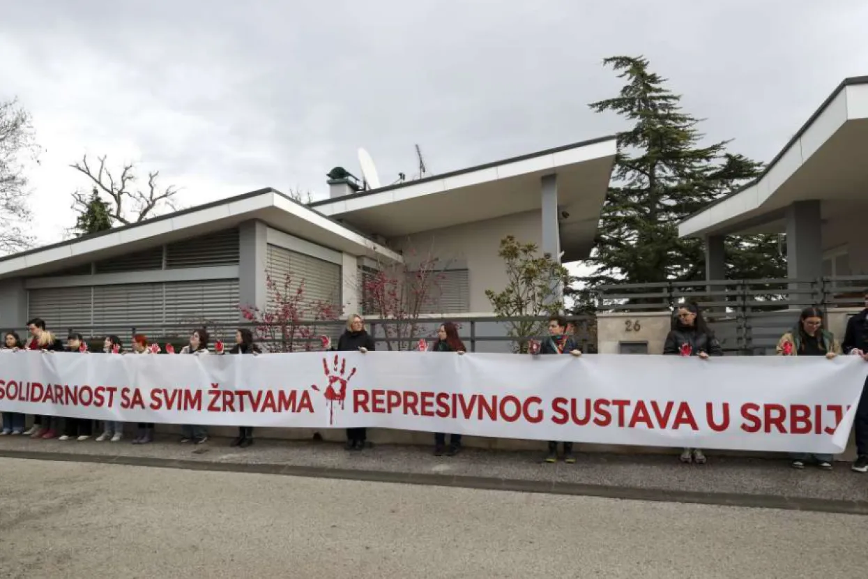 Ispred veleposlanstva Srbije u Zagrebu održana akcija solidarnosti sa studentima