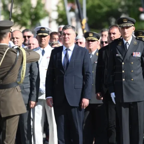 Zoran Milanović, predsjednik Hrvatske, polaže vijenac poginulim hrvatskim braniteljima u VRO Oluja u Kninu 