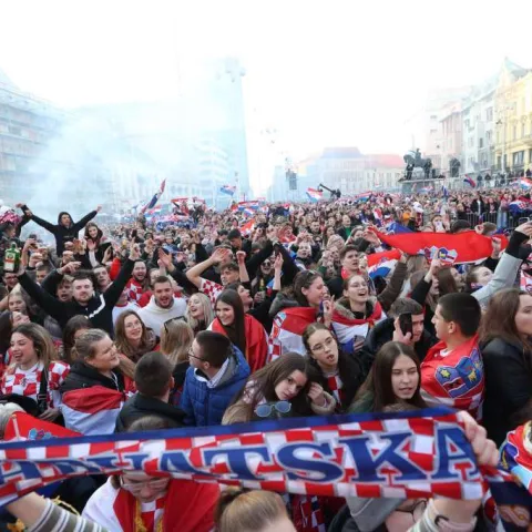 Pun Trg bana Jelačića dočekao srebrne rukometaše