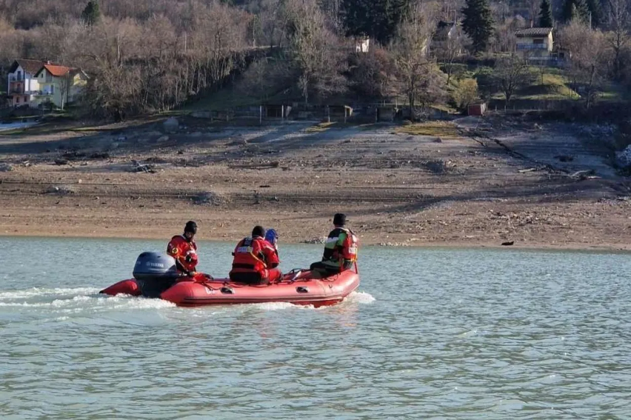 Spasioci tragaju za ribarom koji je nestao na Jablaničkom jezeru