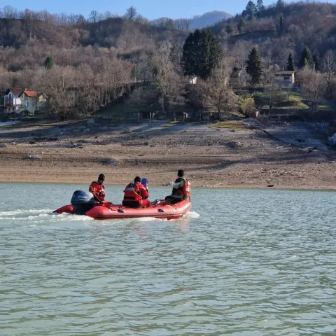 Spasioci tragaju za ribarom koji je nestao na Jablaničkom jezeru