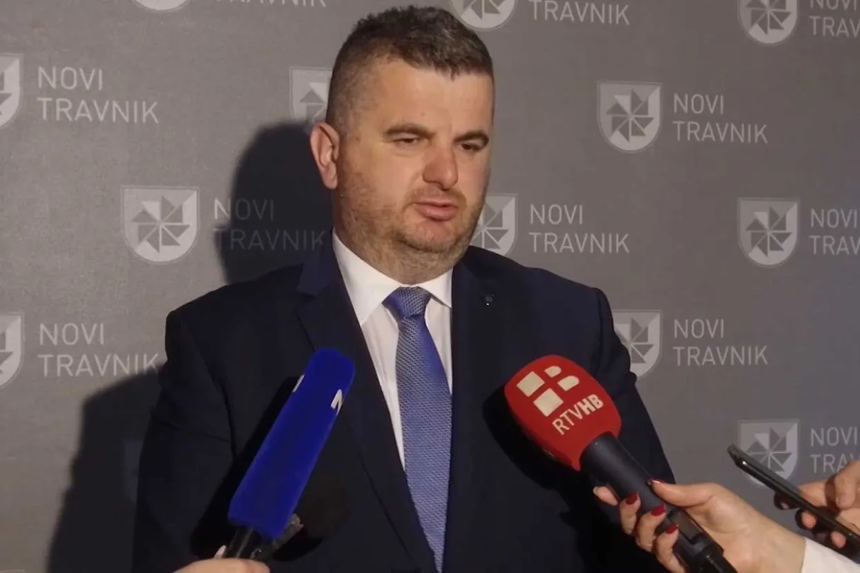 NOVI TRAVNIK, 10. travnja (FENA) вЂ" Federalna ministrica prometa i komunikacija Andrijana KatiД‡ i v. d. ravnatelja JP Autoceste FBiH Denis LasiД‡ boravili su danas u posjetu OpД‡ini Novi Travnik gdje su se sastali s naДЌelnikom Stjepanom Dujom, te potpisali sporazum o prijateljskom okruЕѕenju koji ima za cilj stvoriti pozitivno ozraДЌje izmeД'u JP Autoceste FBiH, izvoД'aДЌa radova i graД'ana koji Еѕive u lokalnim zajednicama u rubnim naseljima oko brze ceste. (Foto FENA/DuЕЎko Pucar)