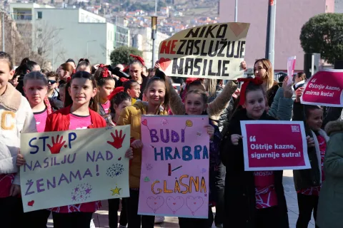 MOSTAR, 22. veljače (FENA) – Najveća svjetska kampanja protiv nasilja nad ženama i djevojčicama "One Billion Rising – Jedna milijarda ustaje" održana je u subotu u Mostaru, a okupila je više stotina plesačica iz nekoliko mostarskih plesnih klubova. (Foto FENA/ Branka Soldo)