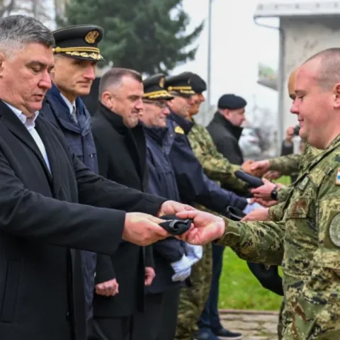 Milanović na obilježavanju 32. obljetnice ustrojavanja 9. gardijske brigade"Vukovi" i Dana Motorizirane bojne "Vukovi" Gardijske mehanizirane brigade