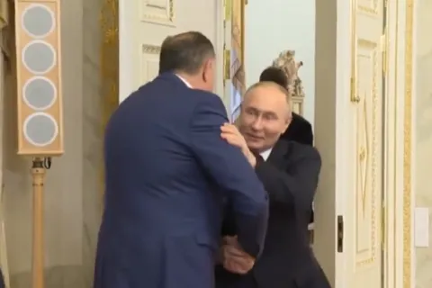 Dodik pokušava poljubiti Putina