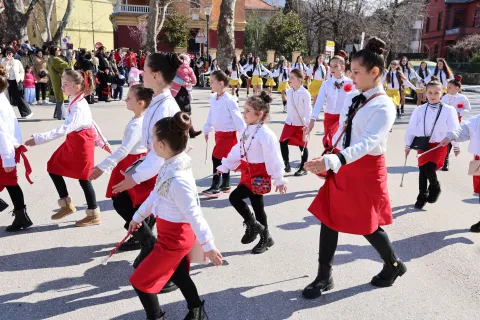 MOSTAR, 2. ožujka (FENA) - Mostarske mažoretkinje organizirale su u nedjelju tradicionalnu karnevalsku povorku, a u povorci su osim, već tradicionalno, Hrvatske glazbe Mostar i djece svih uzrasta, sudjelovali i roditelji, bebe i starci. (Foto FENA/ES)