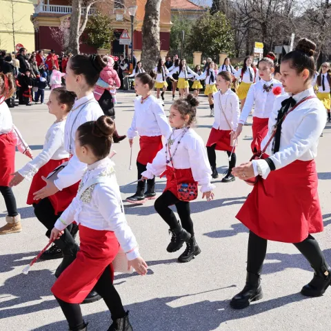 MOSTAR, 2. ožujka (FENA) - Mostarske mažoretkinje organizirale su u nedjelju tradicionalnu karnevalsku povorku, a u povorci su osim, već tradicionalno, Hrvatske glazbe Mostar i djece svih uzrasta, sudjelovali i roditelji, bebe i starci. (Foto FENA/ES)