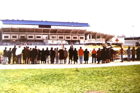 Hrvatski civili ispred logora Stadion u Bugojnu